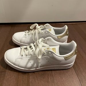 White Adidas Stan Smiths